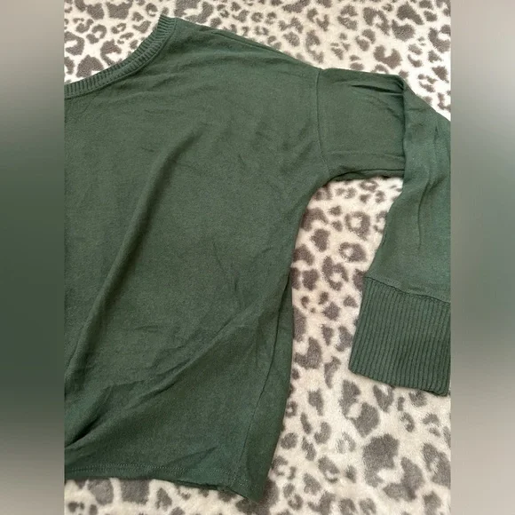 Abercrombie & Fitch Soft Wide Neck Tie Front Top in Green Size Medium - Picture 10 of 16